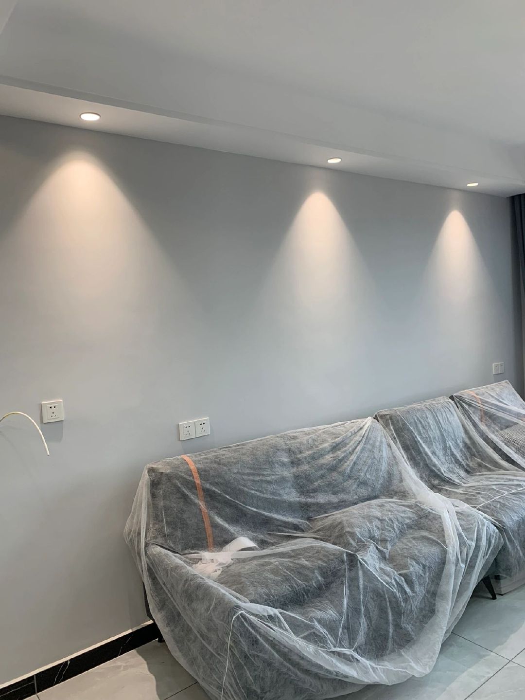 跟风刷了浅灰色客厅主卧室背景墙 晨阳水漆春露秋霜__财经头条