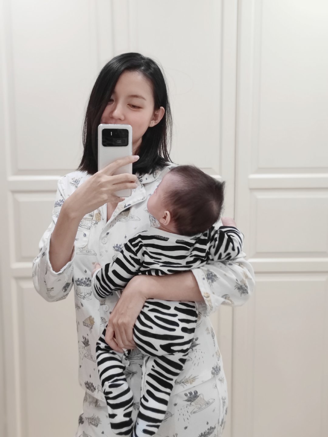 世界小姐张梓琳首次通过个人社交账号公开二胎女儿照片