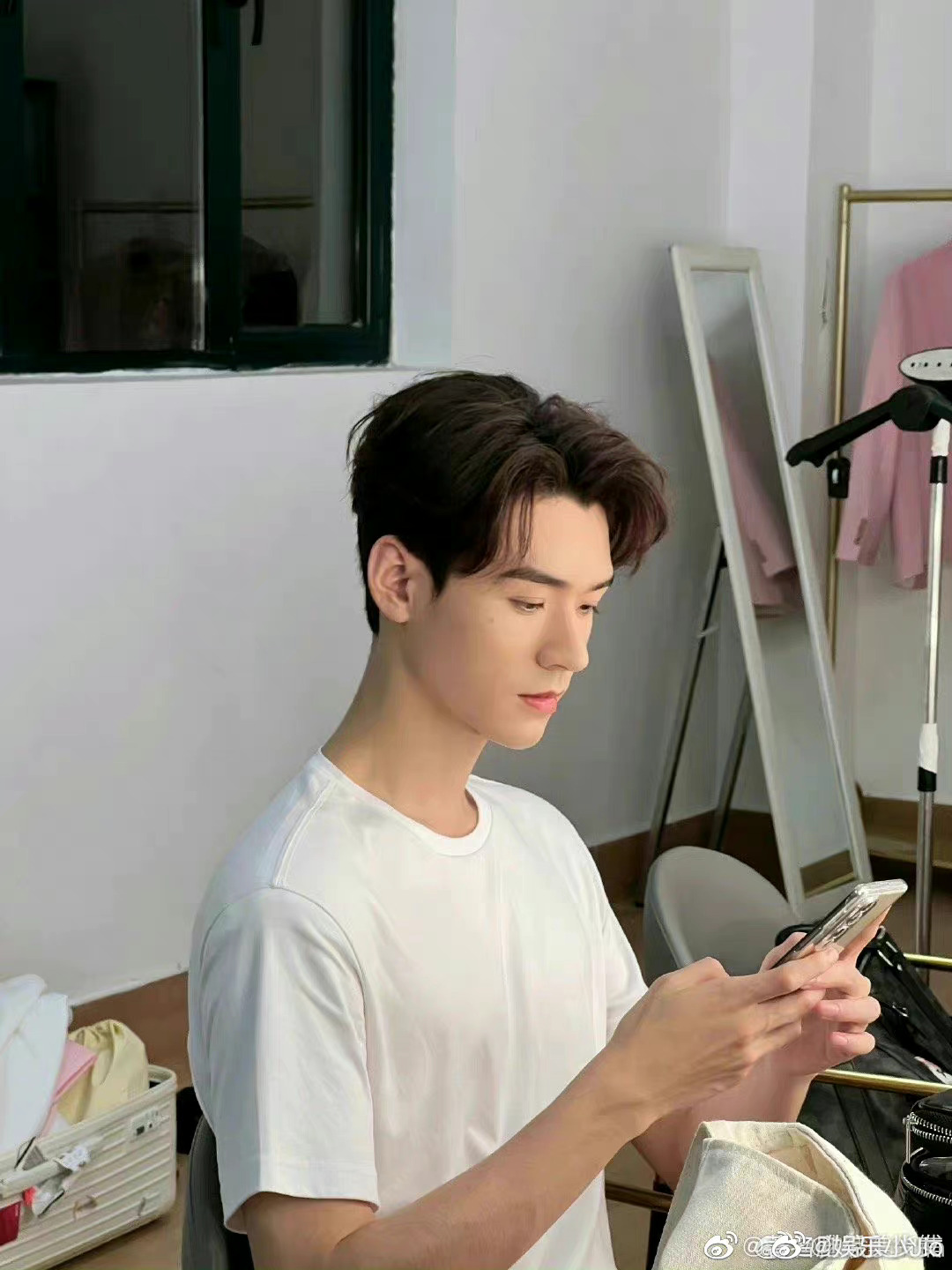 龚俊晒中秋自拍三宫格,这个滤镜也有年代感啊,颜值依旧很高__财经头条