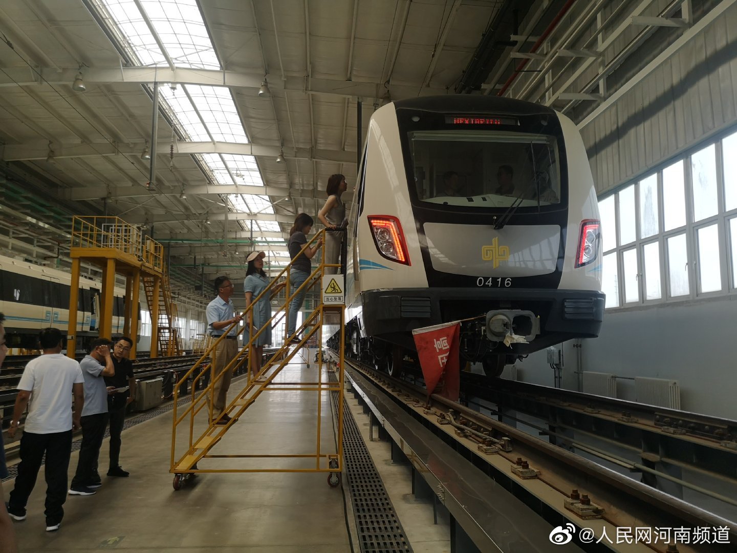 郑州地铁4号线车已经准备好了,生产线上看机车