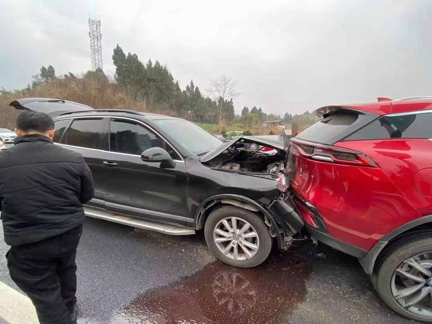追尾事故,一般都是后车损失惨重,不过遇到前车是比亚迪唐