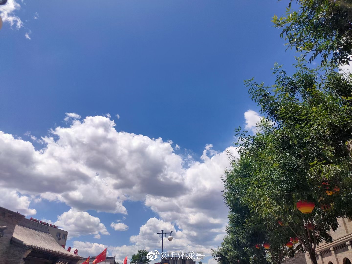 中午的美景,长街,小巷,都掩映在祥云瑞气之中,好兆头
