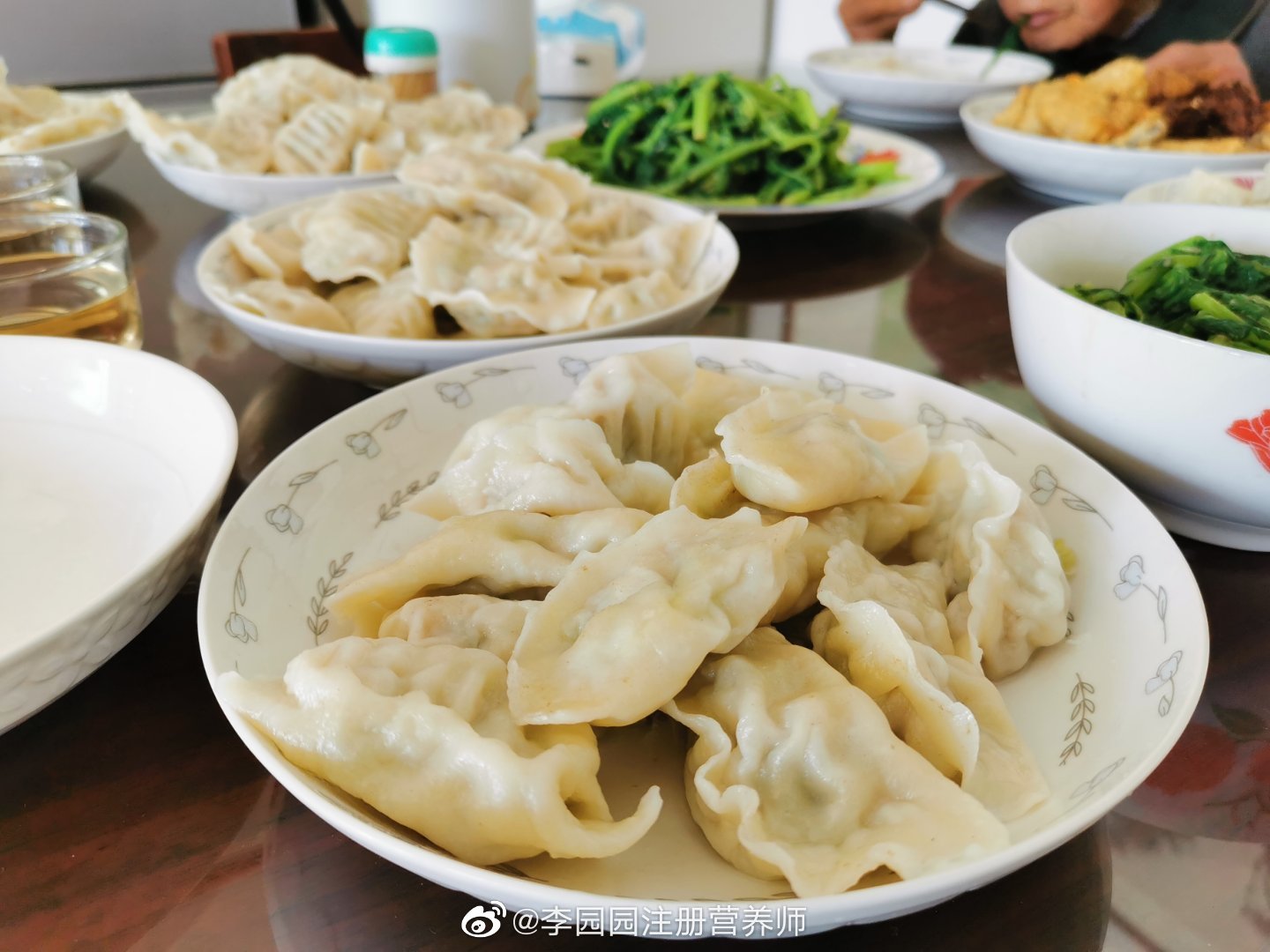 瑞儿这几天来就开始吃饺子了,他说奶奶包的西芹鲜肉饺子……
