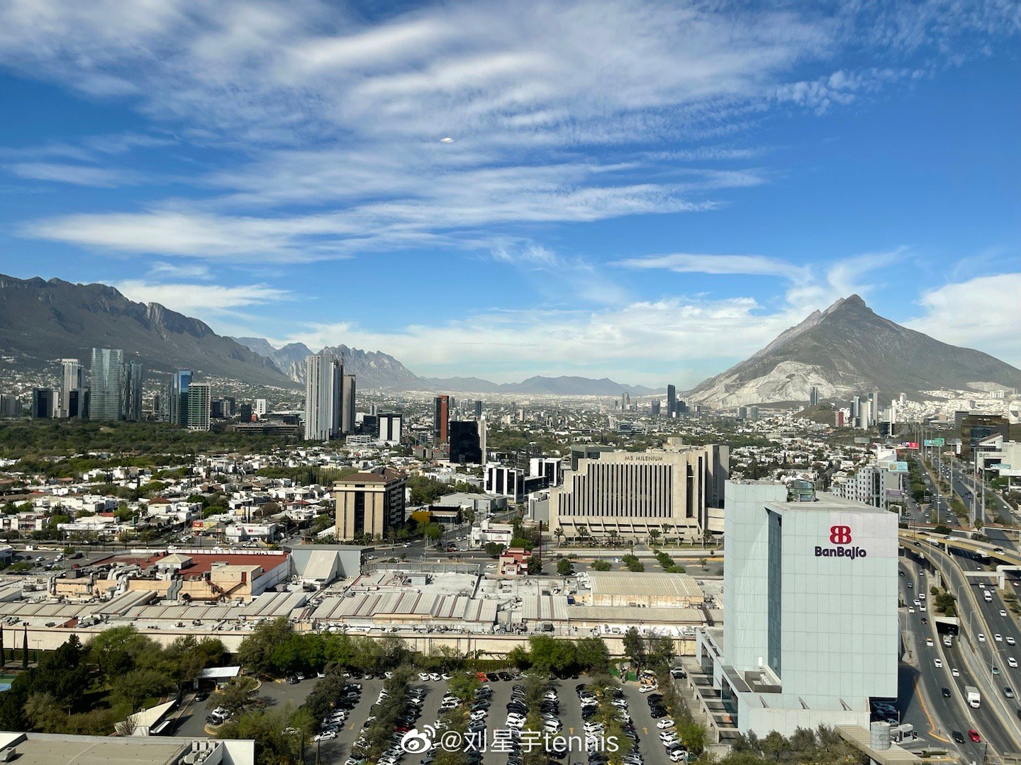 蒙特雷的群山环抱,这里的山很漂亮也很特别,有一个标志性的山