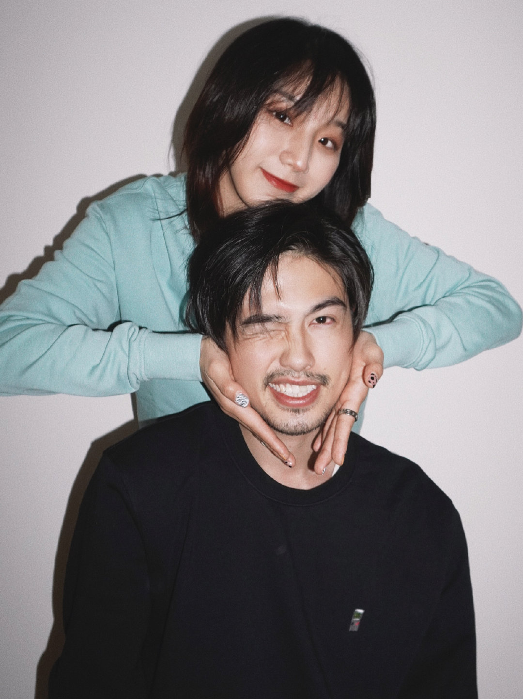 情侣甜蜜大头贴拍照姿势