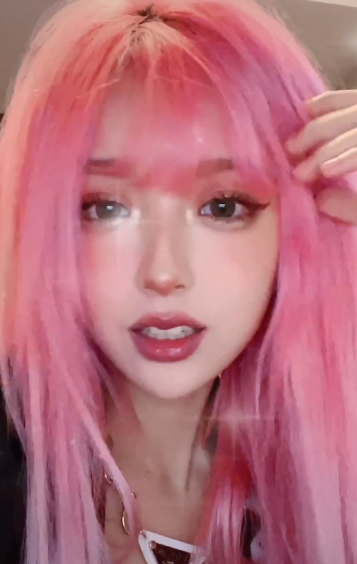 网红机智张关掉磨皮纯素颜出镜,脸上毫无瑕疵,妆前清纯妆后浓艳