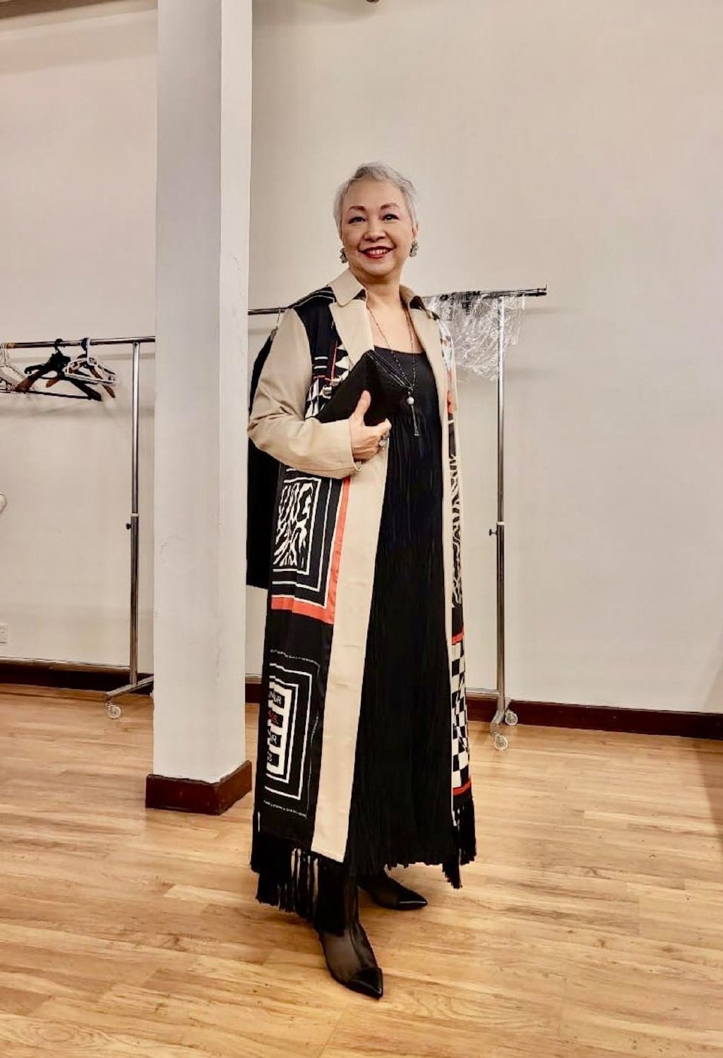 钟镇涛旧爱晒婚纱照，纪念与富商结婚41年，患癌后满头白发仍优雅休闲区蓝鸢梦想 - Www.slyday.coM