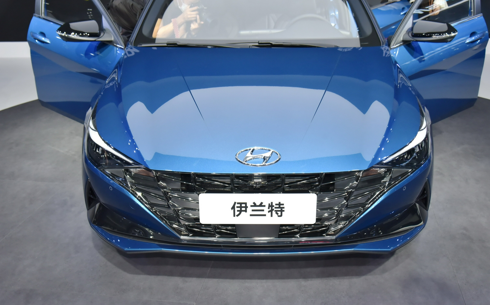 放弃中庸脸,全新伊兰特上市,现代轿车"复兴"全靠它了?-新浪汽车