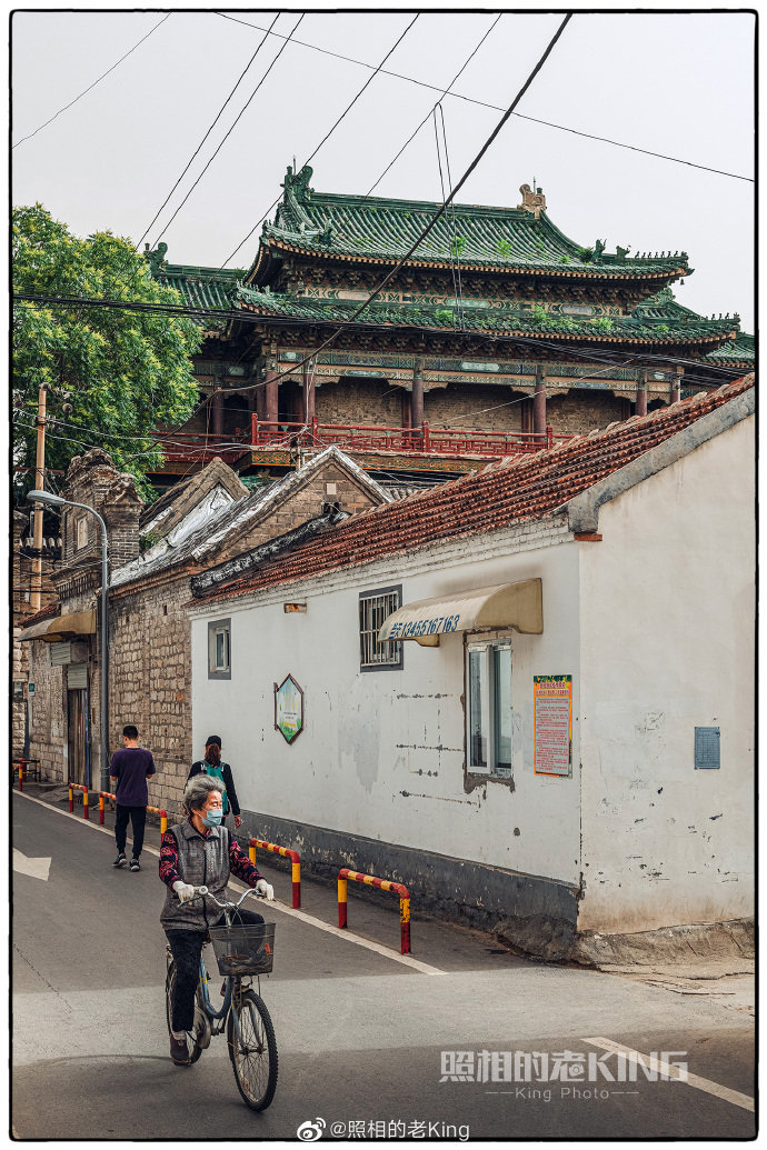 上新街是济南一条百年老街,北起泺源大街,南至文化西路