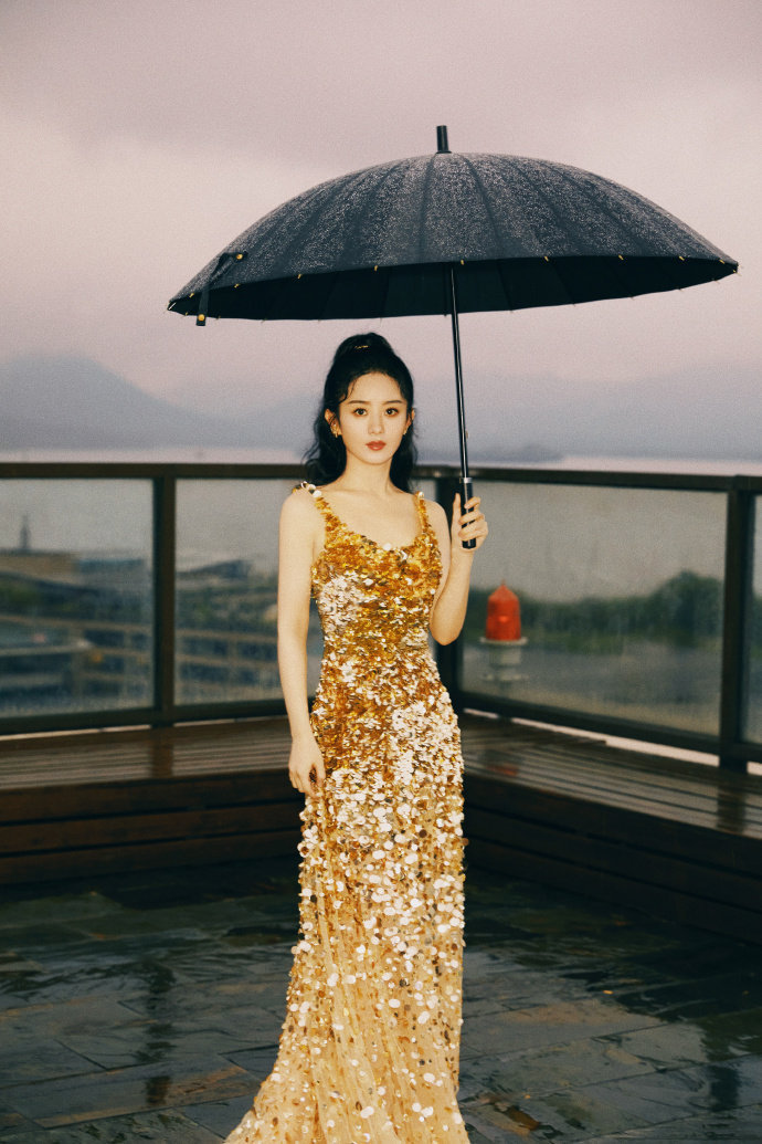 赵丽颖 时尚写真 雨中撑伞复古优雅 么么哒