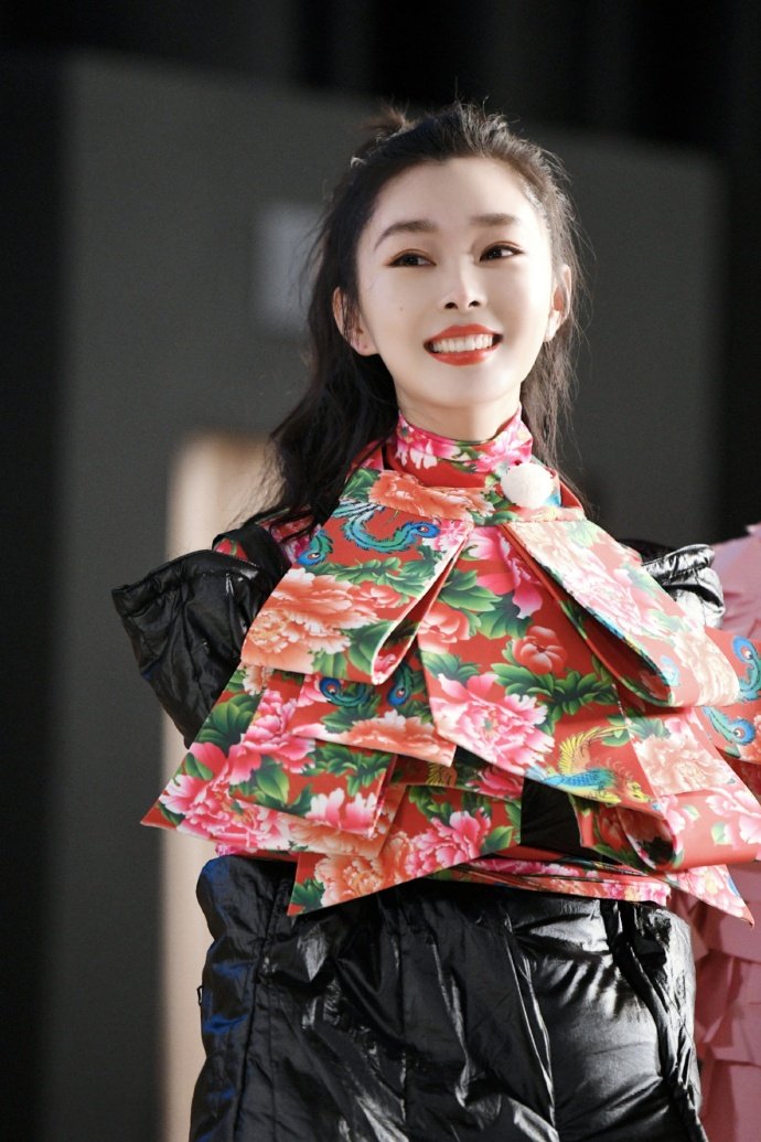 宋轶穿"东北花袄"走秀,高衩裙露出性感曲线