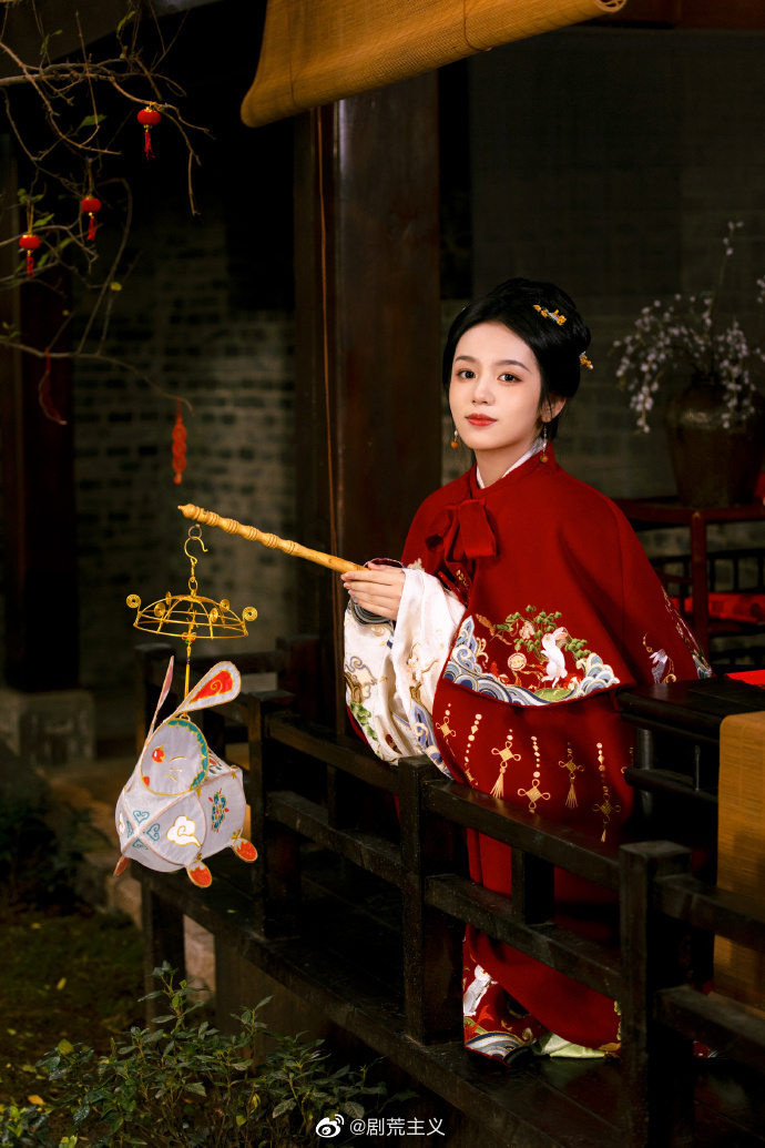 周也今日营业:红衣汉服写真 过大年!行大运!__财经头条