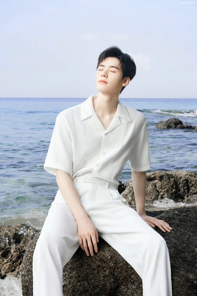龚俊最新海边大片纯白造型帅气优雅