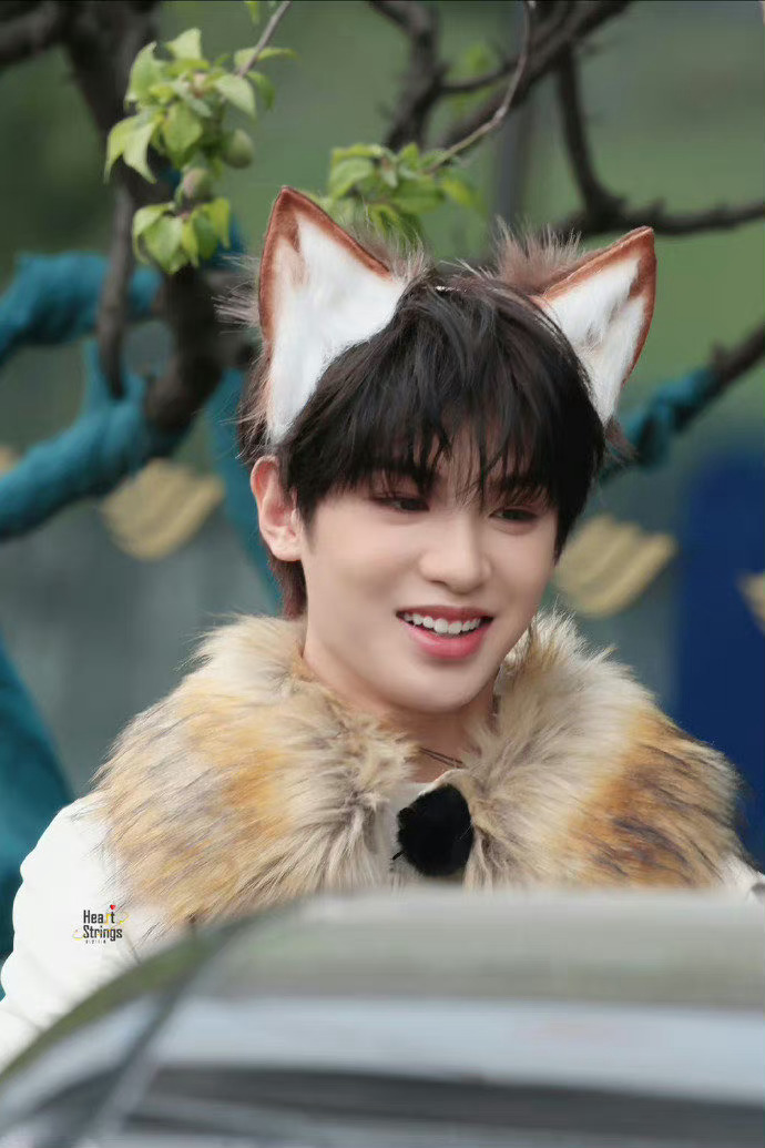 黄明昊极挑cos的狐狸造型好可爱的小狐狸啊