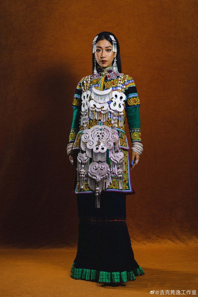 不得不说彝族服饰的确很漂亮