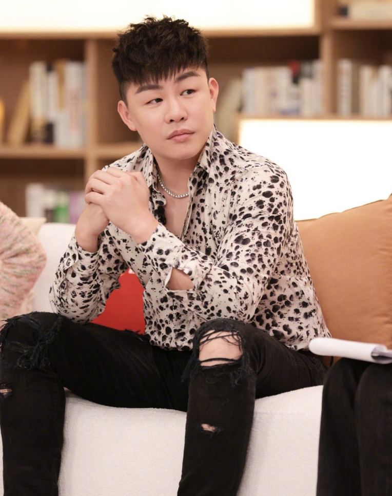 胡彦斌疑与助理谈恋爱,女生正脸曝光,两人吃饭约会连续多日同回家