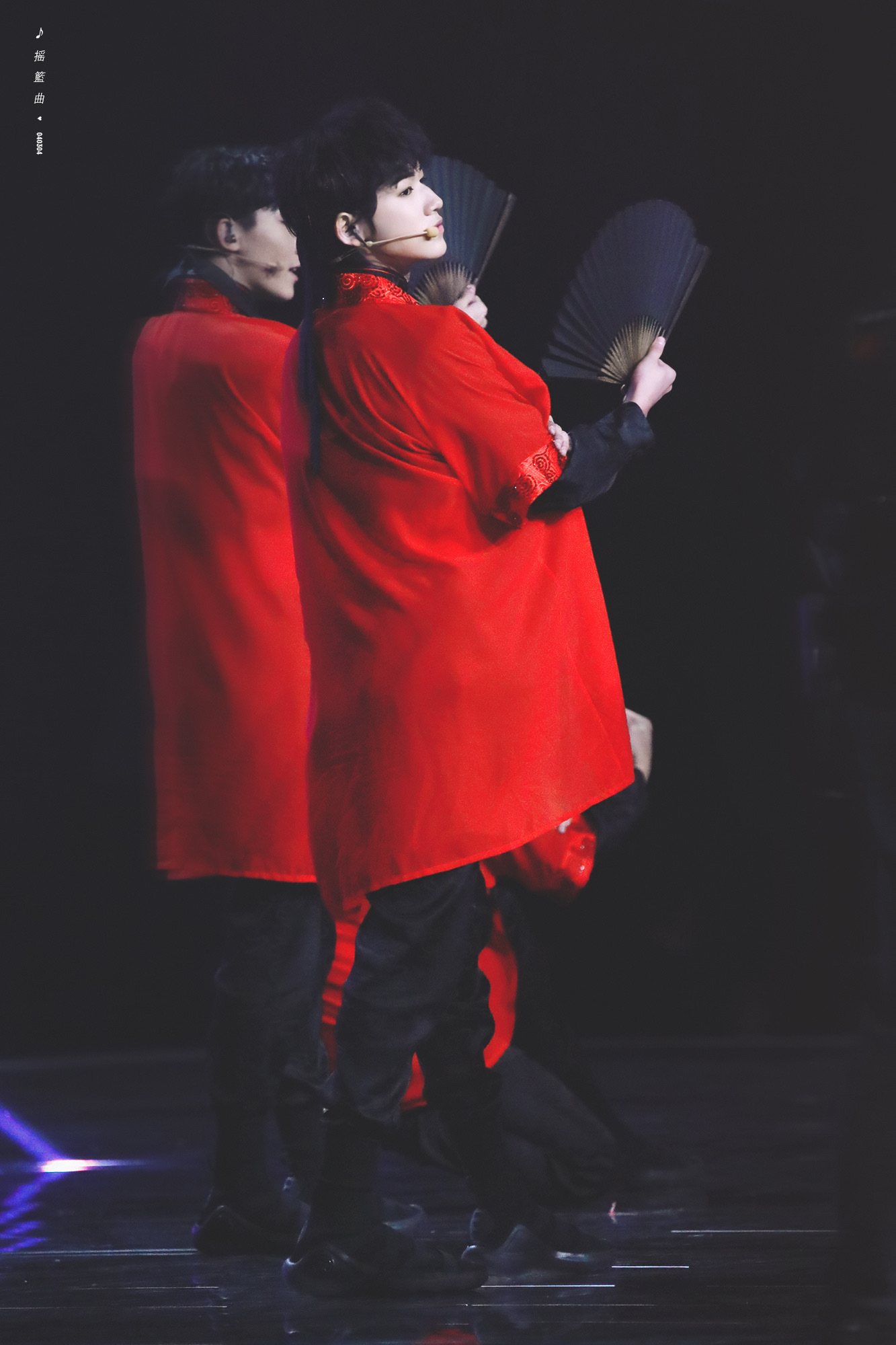 来看宋亚轩《霍元甲》舞台的发带造型~红衣,折扇,少年郎