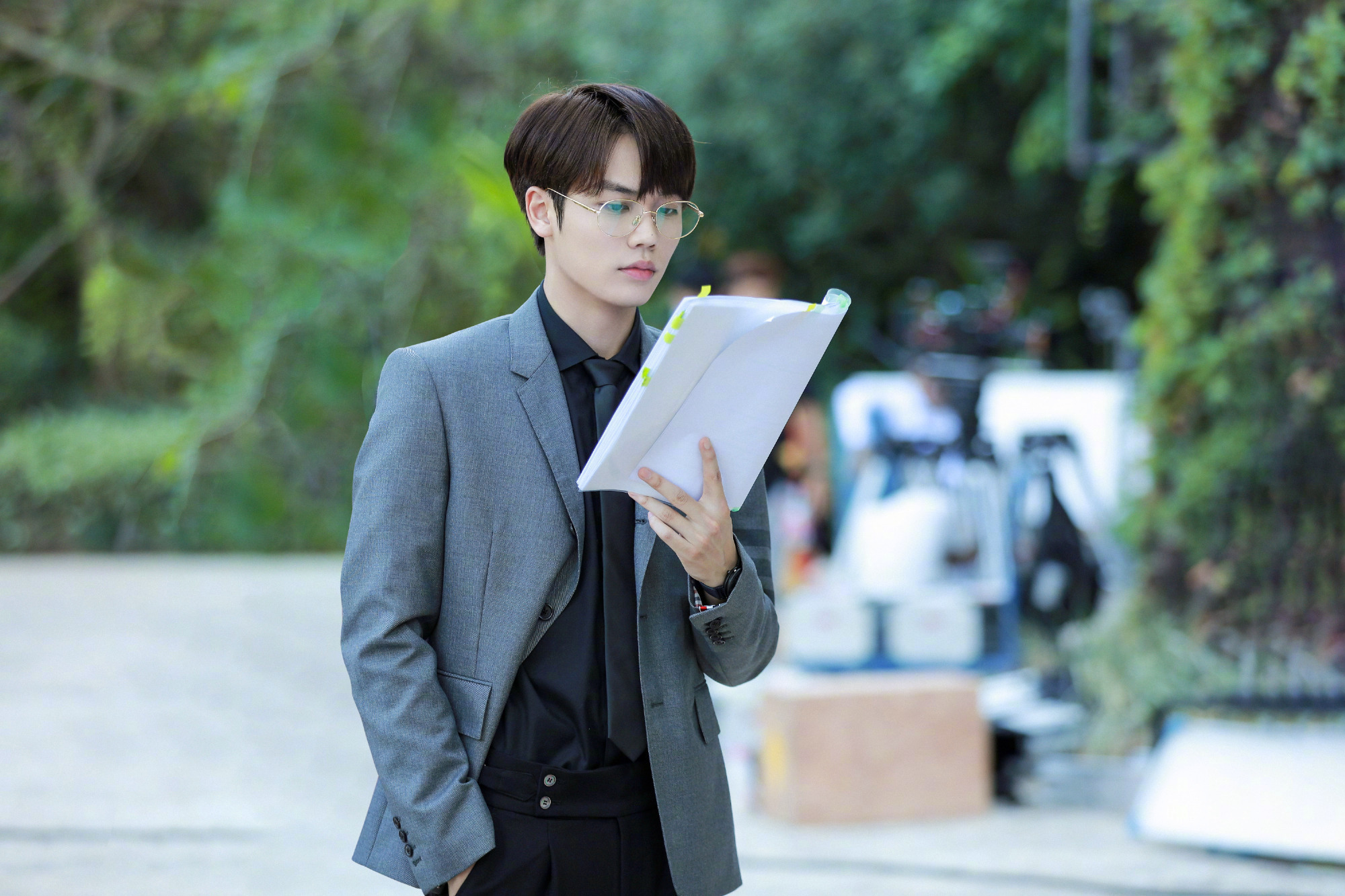 剧照 是认真揣摩台词的林彦俊,也是帅气失足的苏念衾!