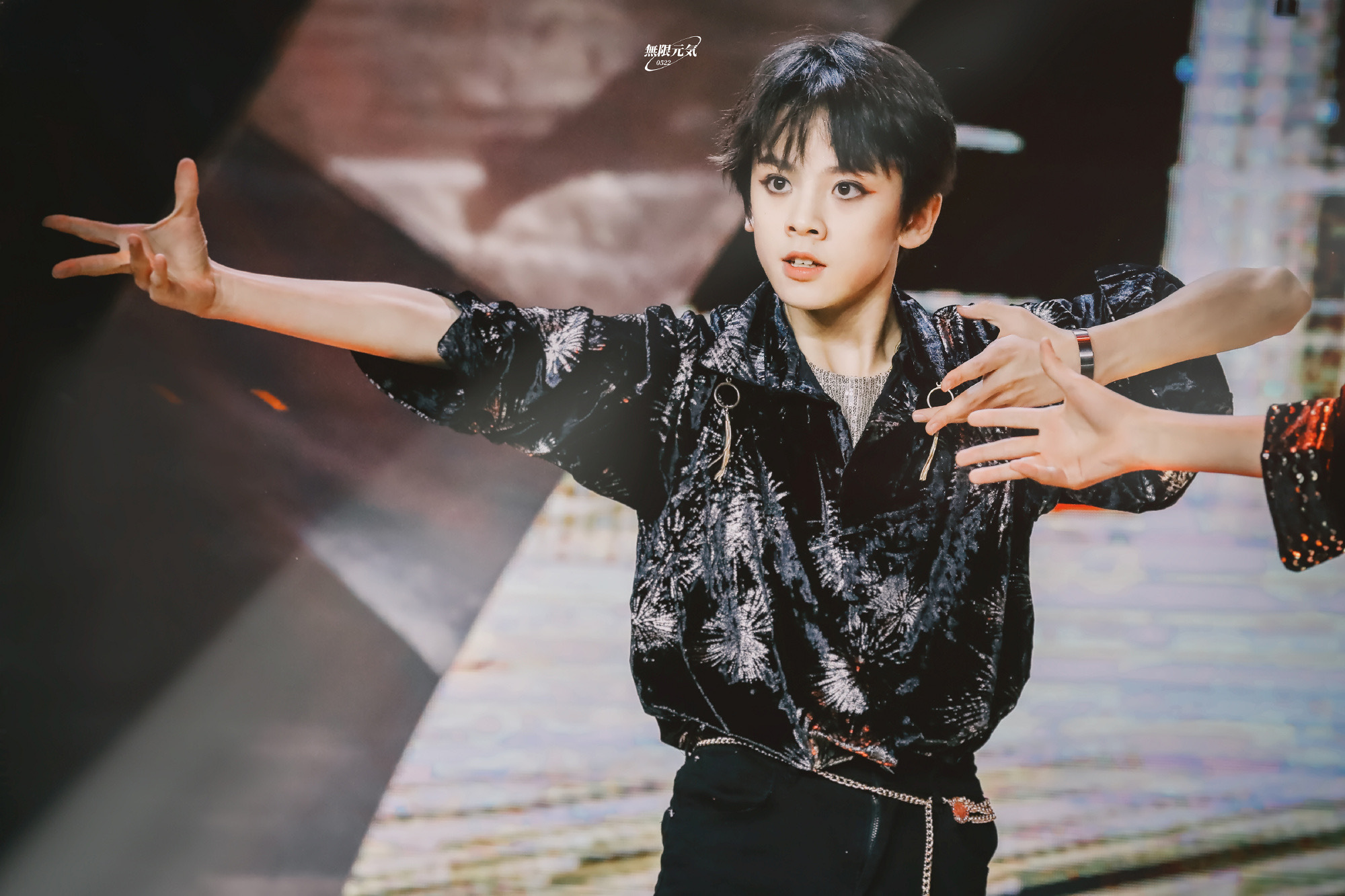 酷拽帅哥@tf家族-左航 极致反差 跳女团舞也是魅力四射……_高清图集