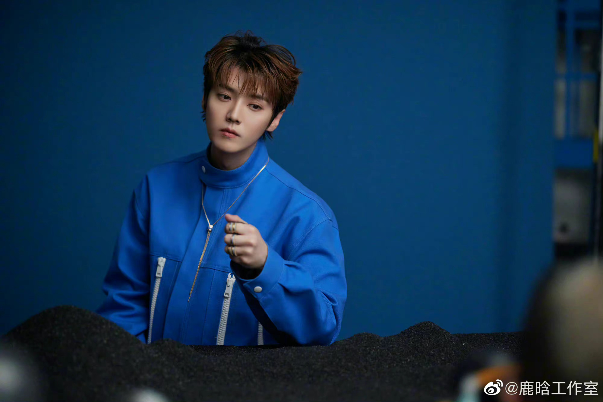 鹿晗冷感库存四宫格写真 蓝色休闲装,咖色西装礼服帽……_高清图集