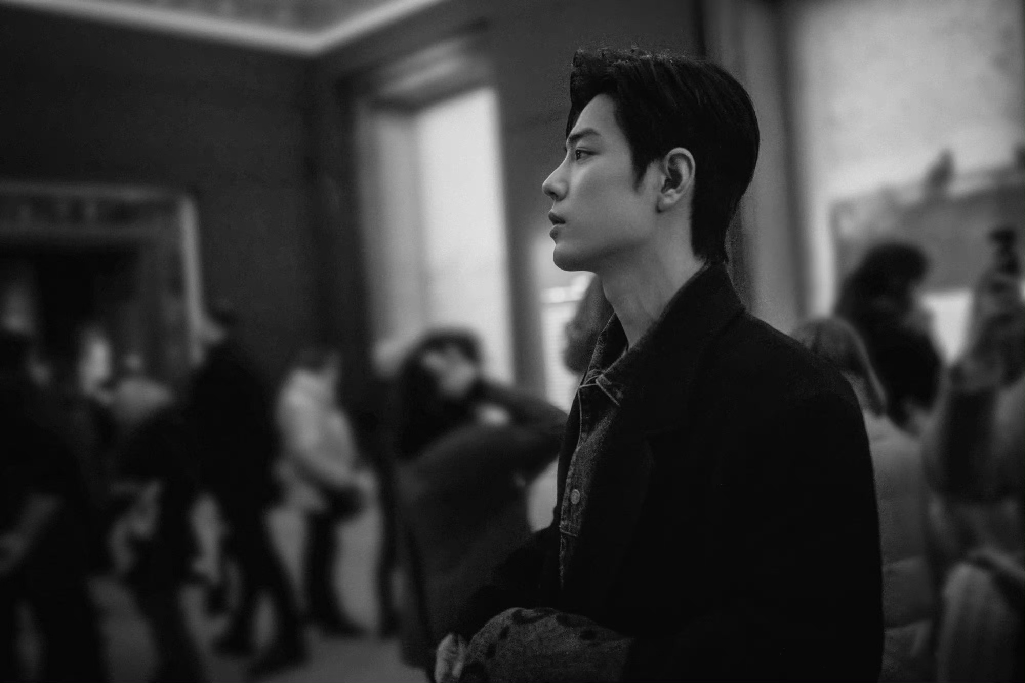 肖战最新随拍照 黑色大衣看展随拍,氛围感直接拉满!