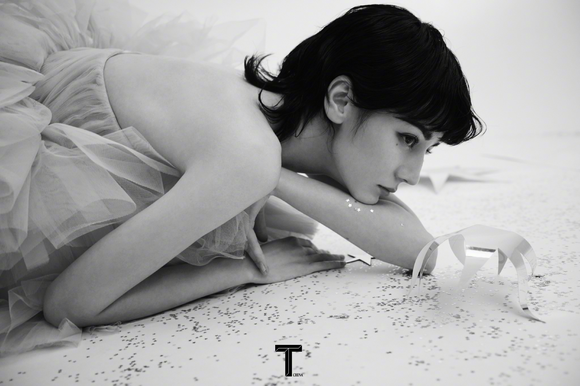 迪丽热巴新杂志内页造型96 狼尾短发造型好有少年感啊!