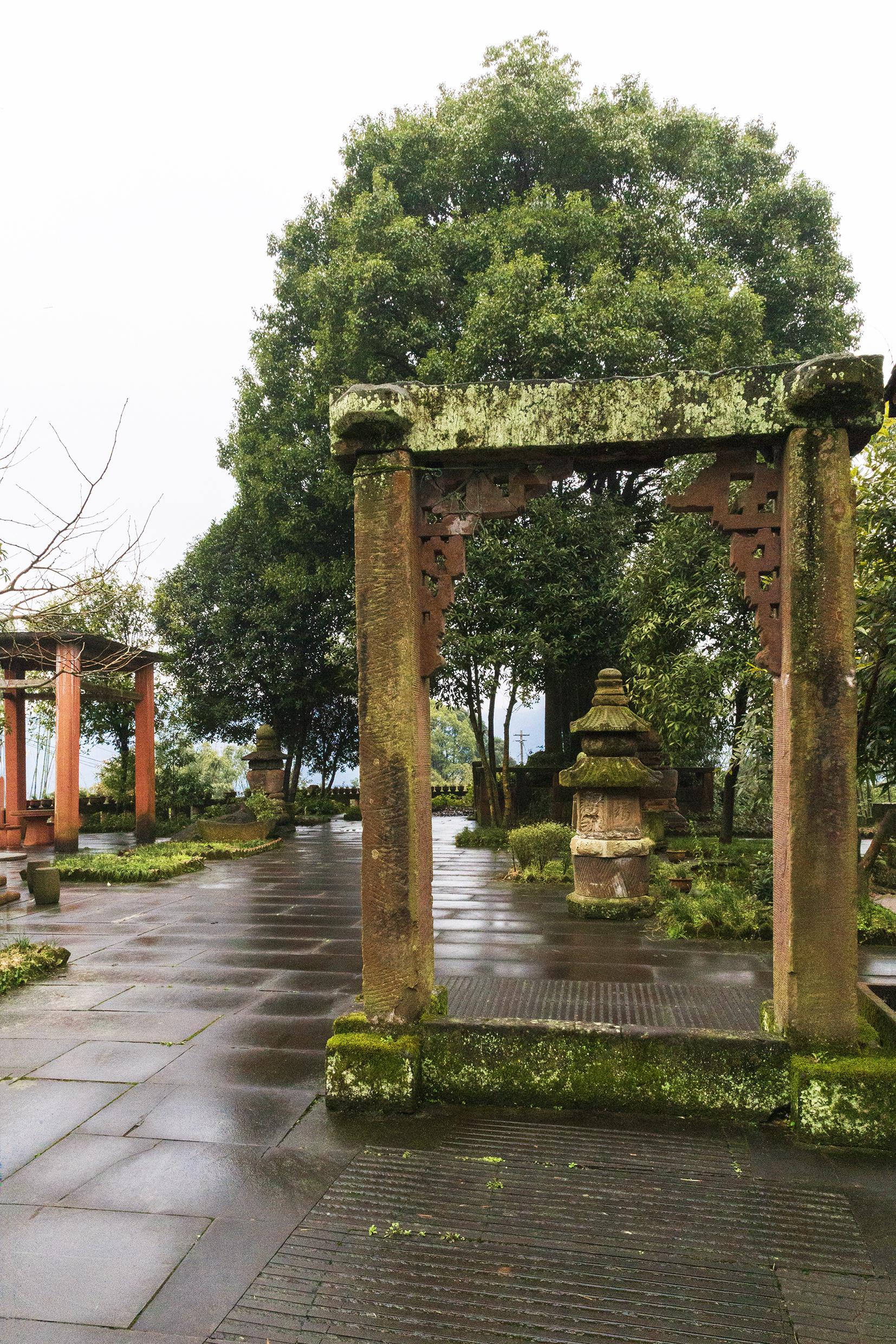 四川瀘州合江縣法王寺碧瓦紅牆古樹掩映四周竹海濤湧