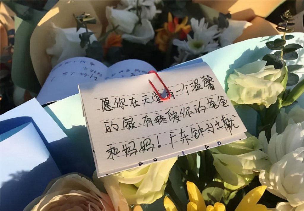 刘学州入土为安,后事由养父母亲属操持,火化现场亲生父母未露面