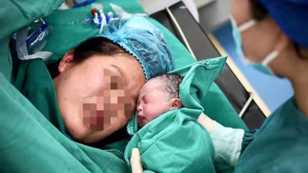 女子心脏移植10年后产下一女婴 医生曾为其制定为期两年的备孕方案