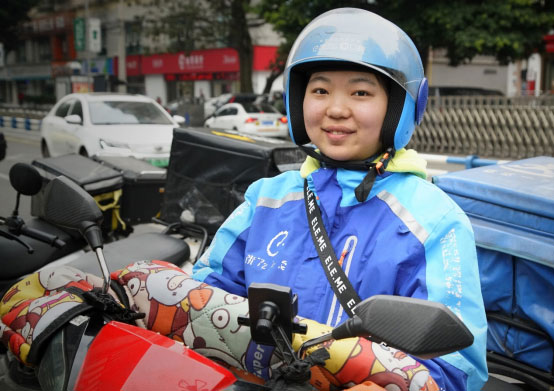 饿了么供图一边跑外卖一边不忘花店梦看到路边盛开的鲜花,呆萌的小狗