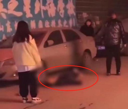 一男子疑酒后发生纠纷，被跑车故意加速撞飞，随后迅速驶离现场