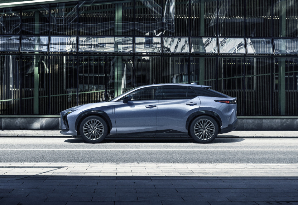 新势力与老江湖PK：蔚来ES6对比全新雷克萨斯RZ