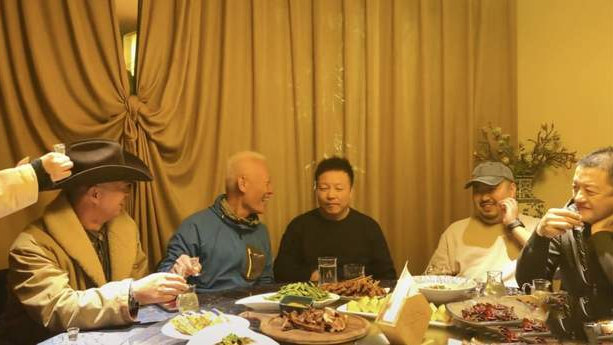李亚鹏许巍等艺人聚会!69岁孙冕头发花白仍精神,曾陷性侵风波|性侵|孙冕|李亚鹏_新浪新闻
