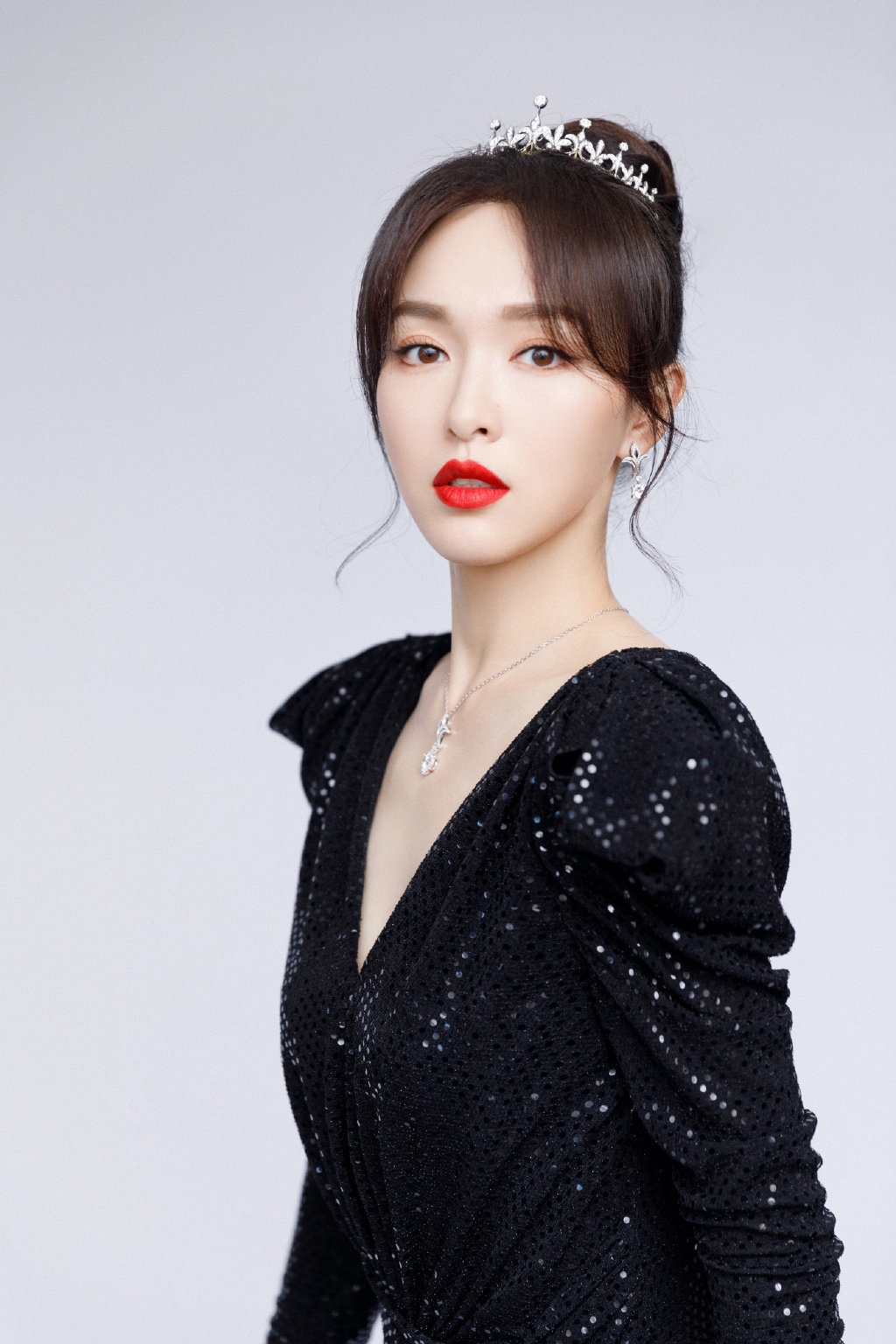 唐嫣身穿亮片深v礼服,晒优越锁骨线条惹人羡