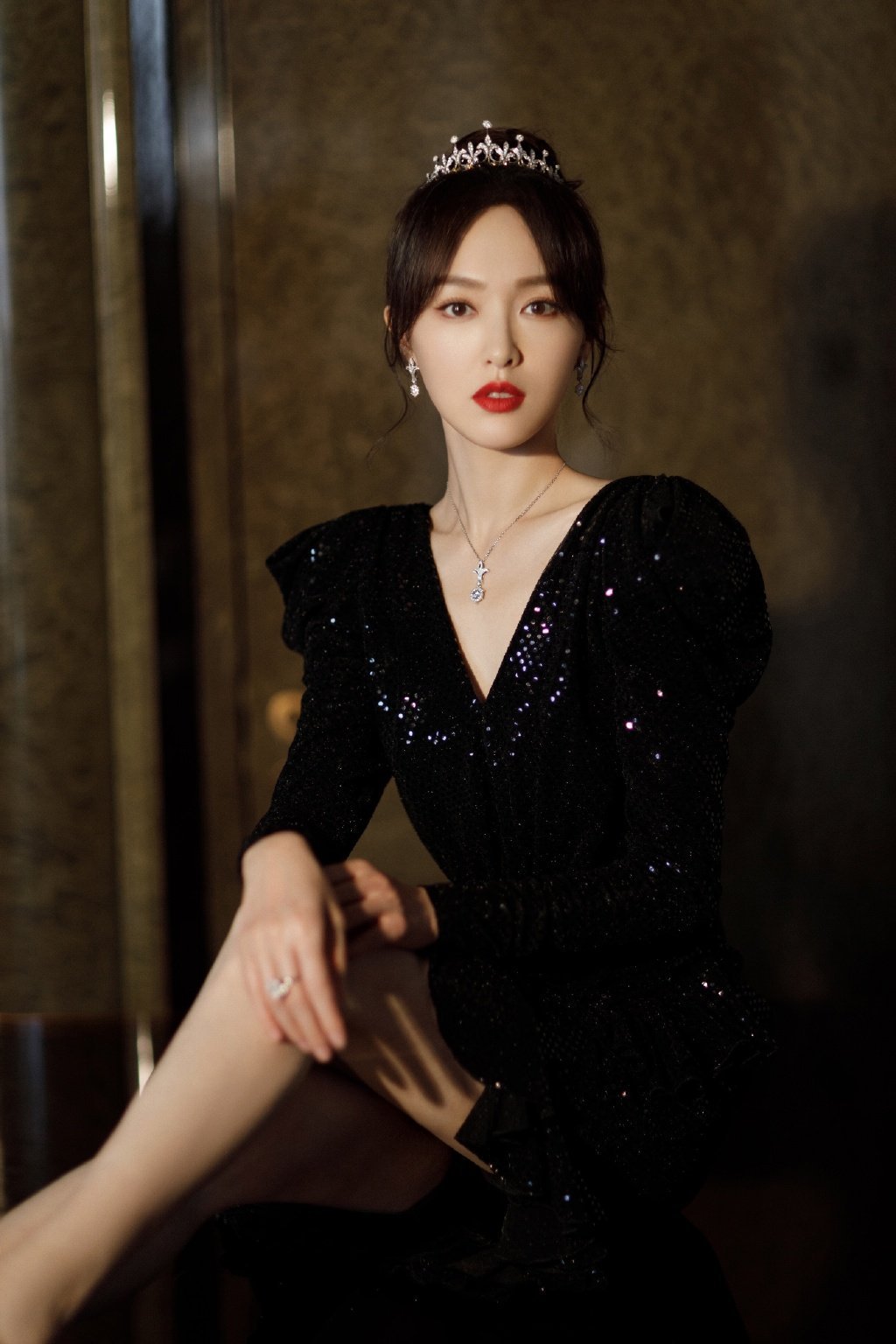 唐嫣身穿亮片深v礼服,晒优越锁骨线条惹人羡