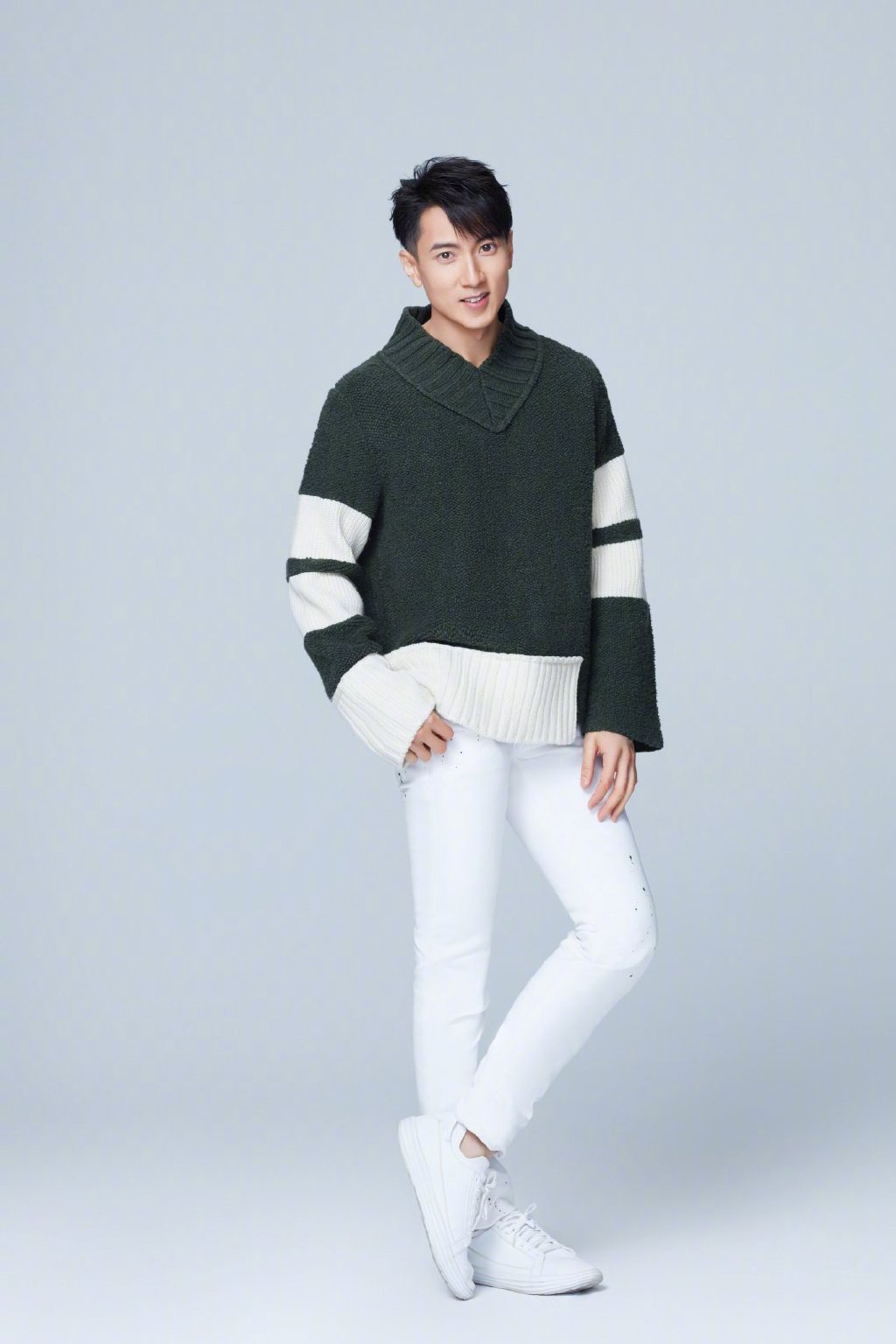 吴尊冬日写真,墨绿色毛衣搭配白裤子,帅气又温暖