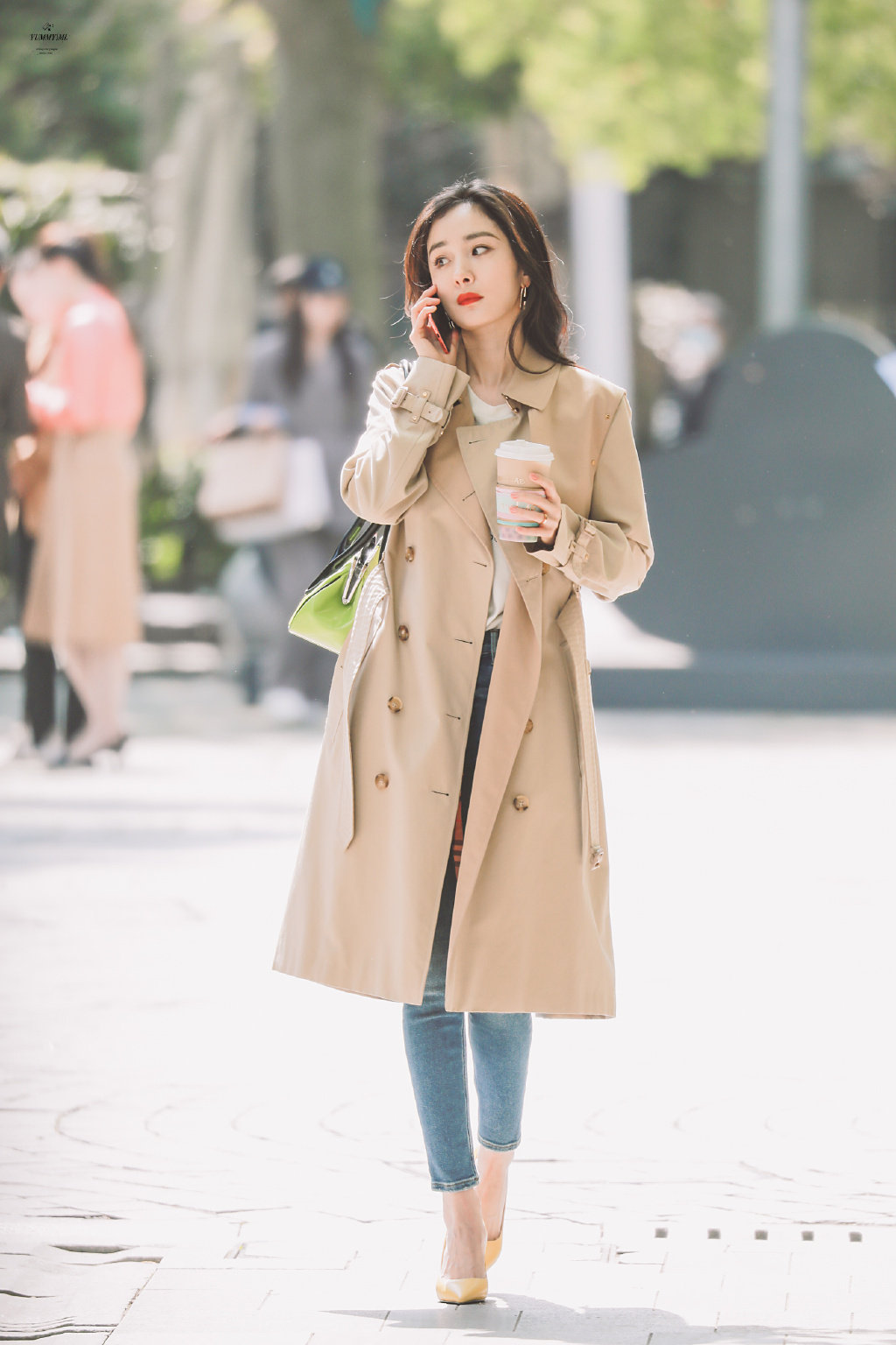 杨幂身穿卡其色大衣搭配牛仔裤尽显温婉气质……_高清图集_新浪网