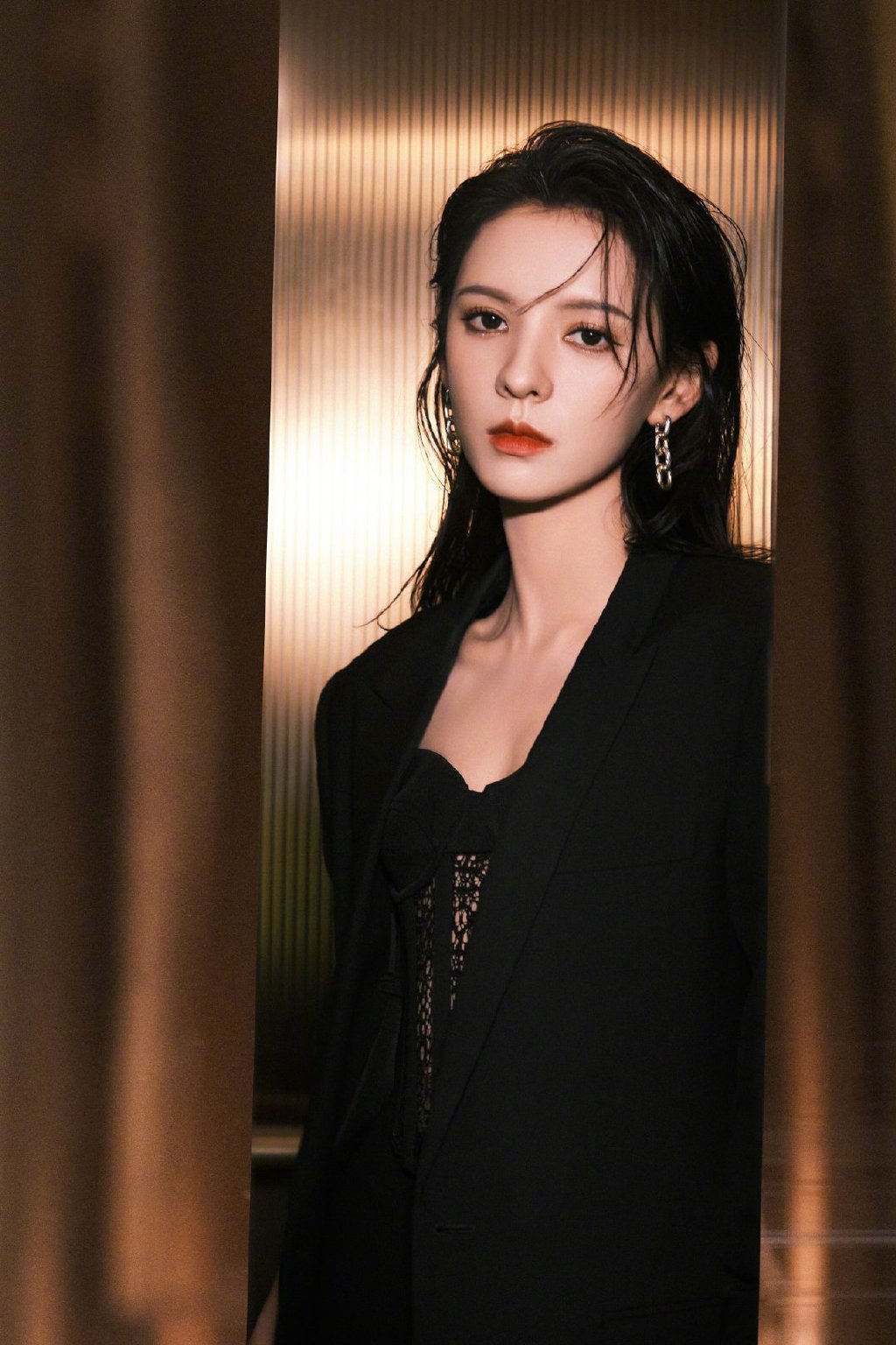 张予曦 电梯大片,电梯门打开一身黑色西装造型亮相,又a又飒……_高清