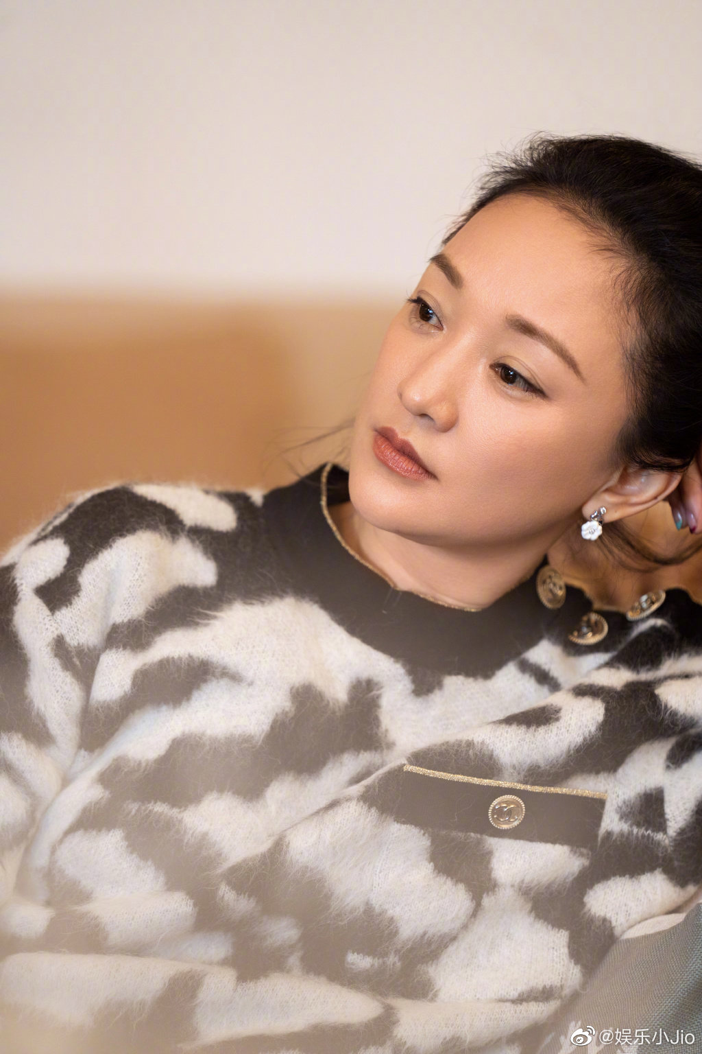 5/ 611日,周迅现身脱口秀大会5录制,羊毛卷短发和黄色薄纱长衫被风吹