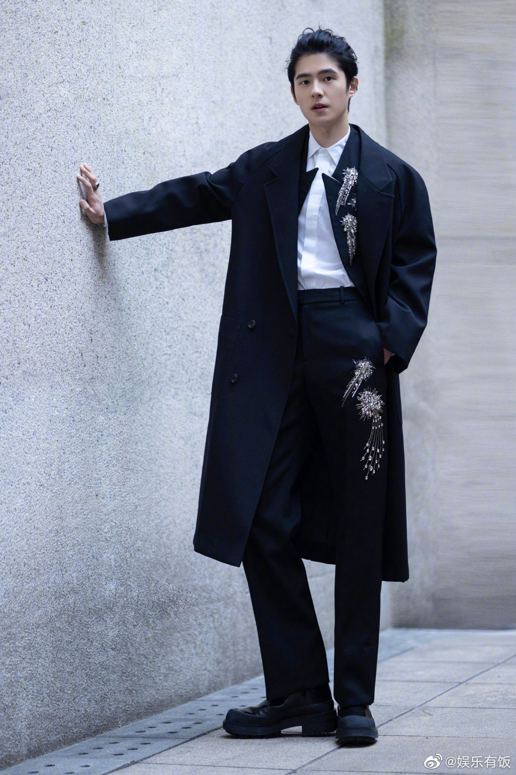 刘昊然背头杀造型雅痞帅气