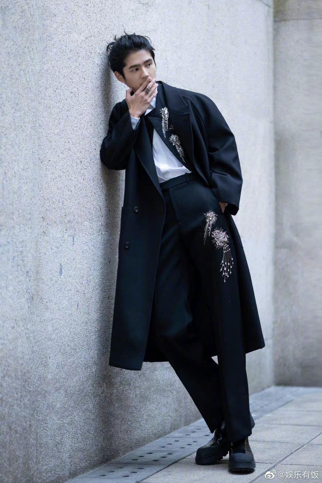 刘昊然背头杀造型雅痞帅气