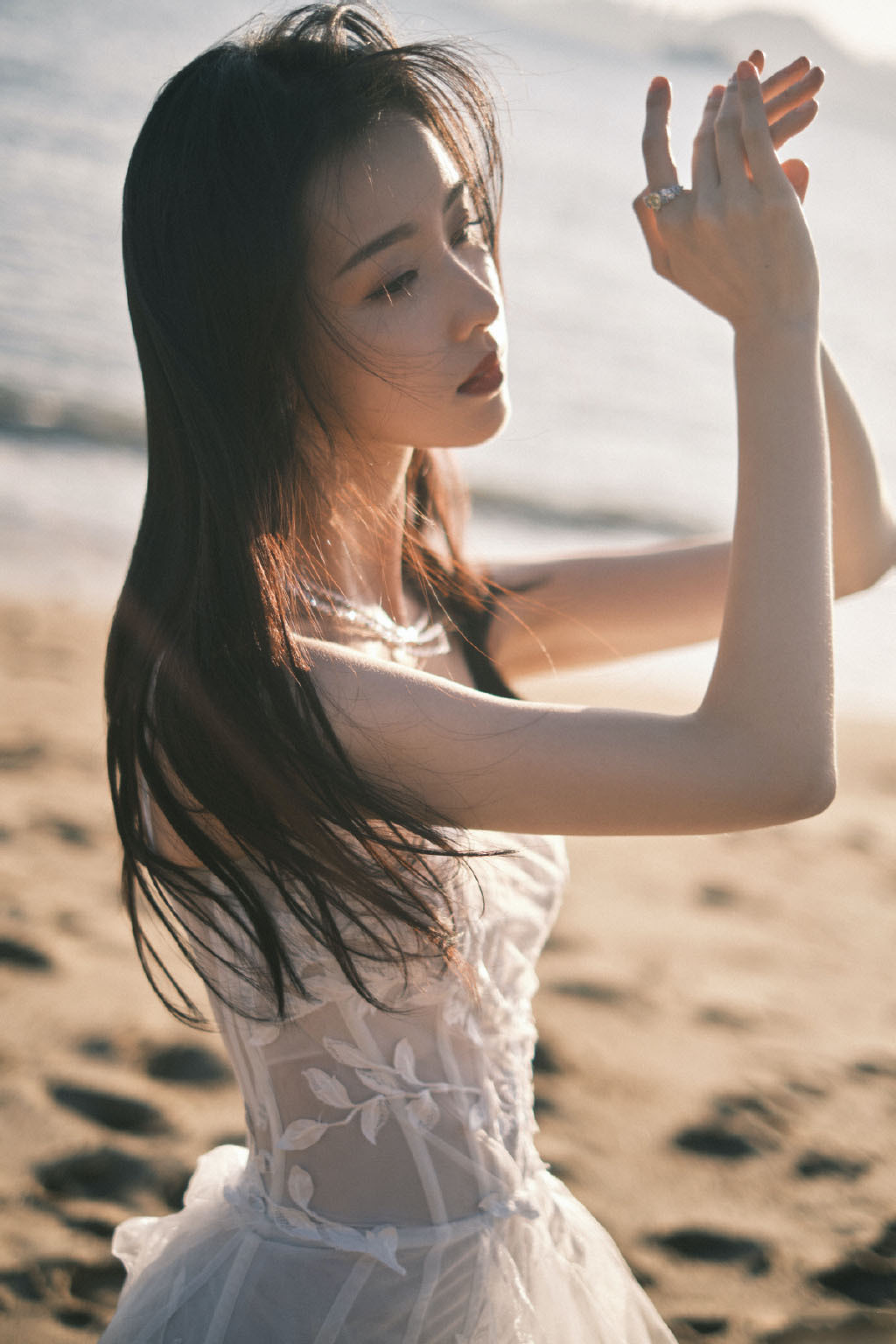 陈都灵海边落日优雅写真