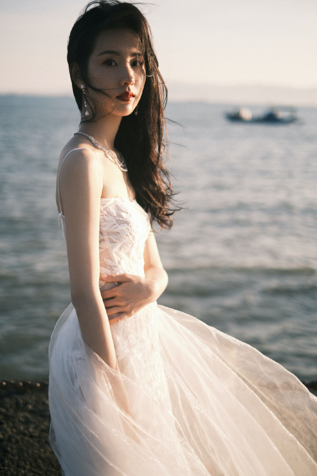 陈都灵海边落日优雅写真