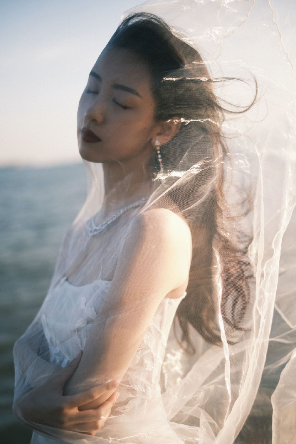 陈都灵海边落日优雅写真