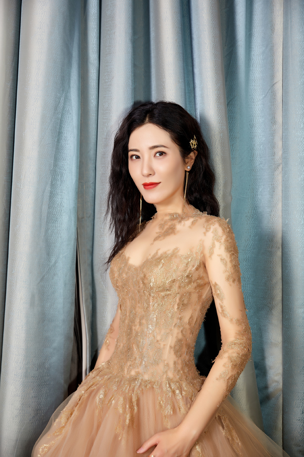 曾黎|金丝裸色纱裙性感优雅写真__财经头条