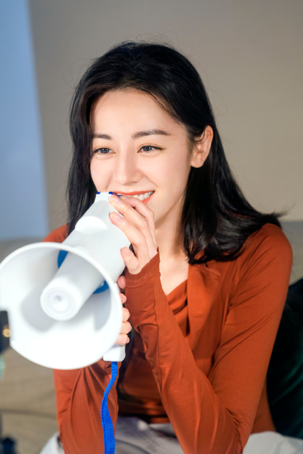 迪丽热巴的笑容也太温暖了,一直觉得红色跟迪丽热巴好搭……_高清图集