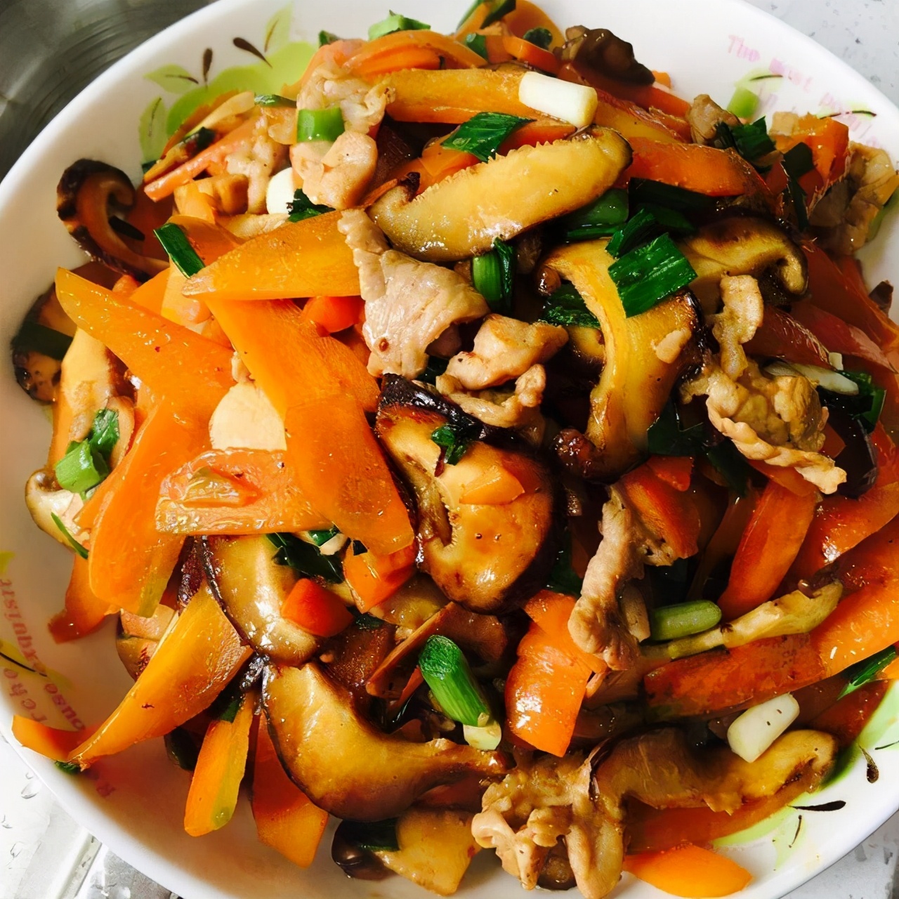 家常小炒:胡萝卜香菇炒肉,营养均衡制作简单,下饭又快手