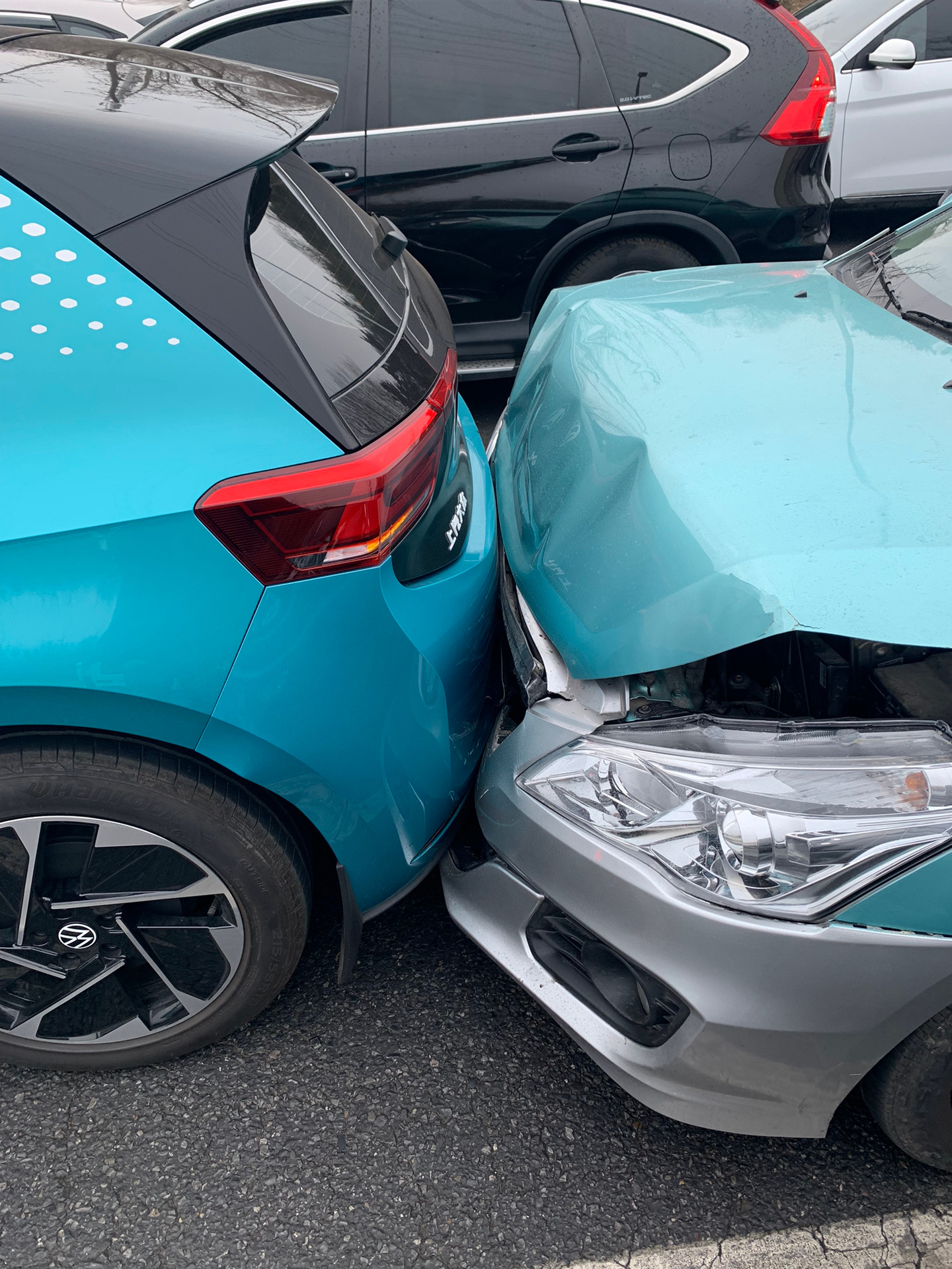 出租车追尾大众id.3,大众车主虽然心疼,但是点了点头说,嗯