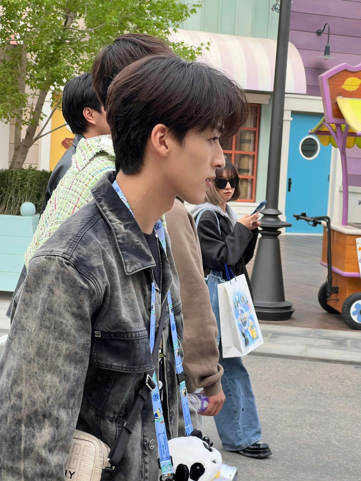 网友环球影城偶遇何洛洛#在路上看到这样的男大学生会不敢直视90