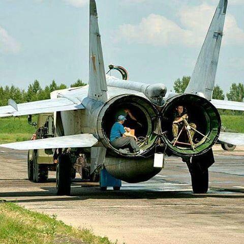 国土防空卫士飞行的不锈钢米格25截击机